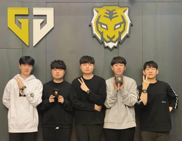 莱昂纳德在 莱昂纳德在