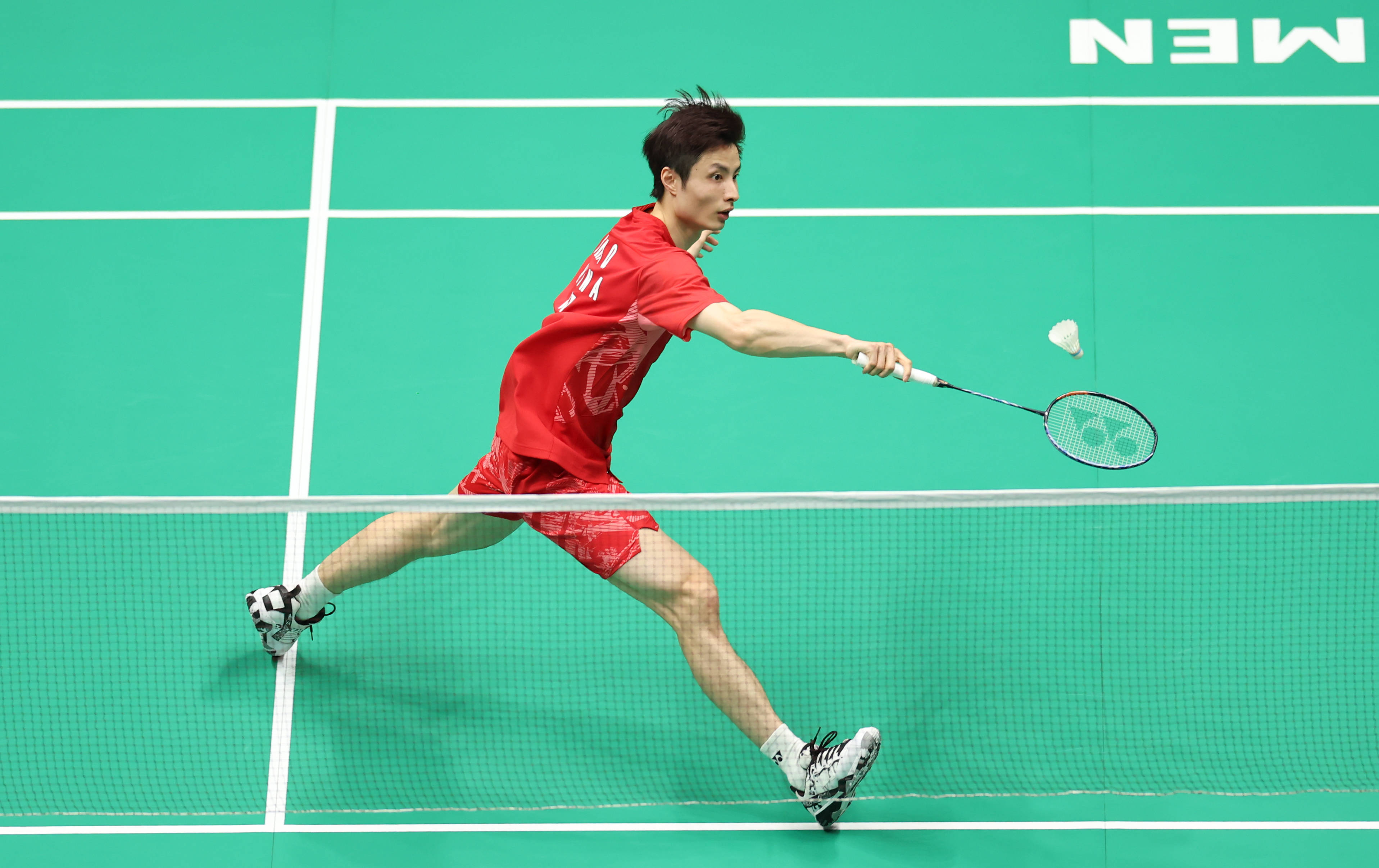 东契奇意外落入美女助教怀中，一脸享受的场面.